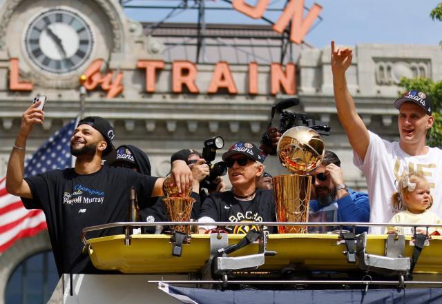 冠军游行嗨翻天！马龙成湖人之父 约基奇：游行真香